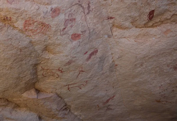 Jeskynní malby a Petroglyfy v to najjer národním parku, Alžírsko — Stock fotografie