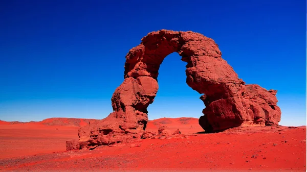 Арка или Арка Африки или Алжирская арка с луной в Тамезгиде в национальном парке Тассили-наджер в Алжире — стоковое фото