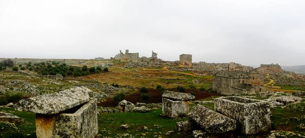 Panorama de la arruinada ciudad muerta abandonada Serjilla en Siria — Foto de Stock