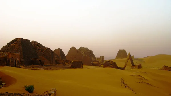 Naplemente táj Meroé piramisok a sivatagban, Szudán, — Stock Fotó
