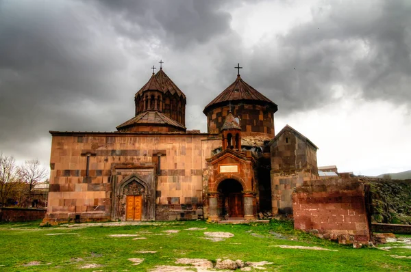 Vista exterior para o mosteiro de Harichavank aka Catedral da Santa Mãe de Deus em Harich, Província de Shirak, Armênia — Fotografia de Stock
