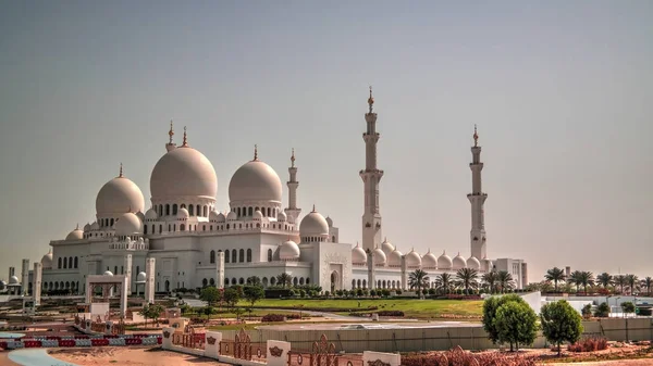 Vista exterior a la mezquita Sheikh Zayed, Abu-Dhabi, EAU — Foto de Stock