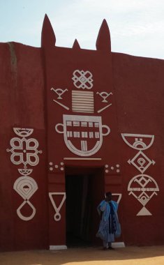 Damagaram sultan ikamet ve portre sultanlarının koruma Ulusal üniformalı Zinder, Nijer dış görünümüne