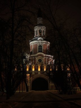 Kuzey kapısı ve Tihvin Donskoy kilise Manastırı, Moskova, Rusya Federasyonu için gece kış görüntüleyin