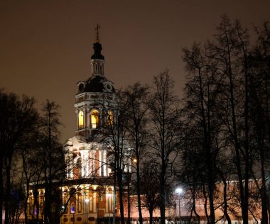 Batı gates ve belltower Donskoy Manastırı, Moskova, Rusya Federasyonu için gece kış görüntüleyin