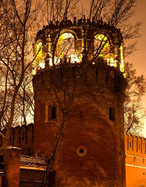 Vista invernale notturna al bastione e muro del monastero Donskoy, Mosca in Russia — Foto Stock