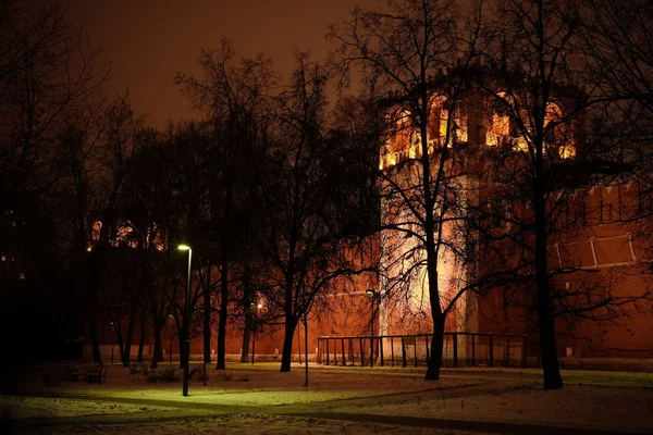 Vista noturna de inverno para bastião e parede do mosteiro de Donskoy, Moscou na Rússia — Fotografia de Stock