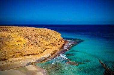 Mersa Matruh, Egypt yakınındaki Ageeba kumsalı ile manzara