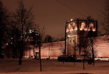Burcu ve duvar Donskoy Manastırı, Moskova, Rusya Federasyonu için gece kış görüntüleyin
