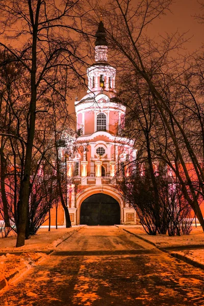 Night winter view to northern gate and Tikhvin church of Donskoy monastery at Moscow, Russia — Stock Photo, Image