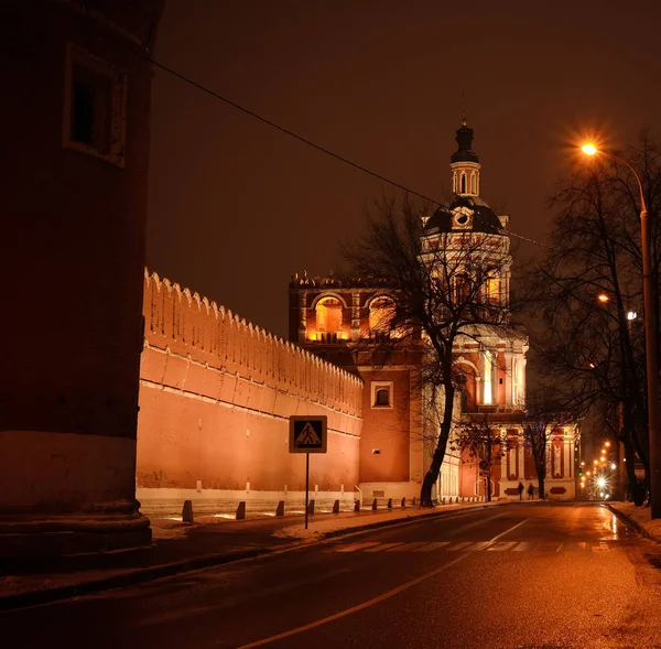 Ночной зимний вид на западные ворота и колокольню Донского монастыря в Москве — стоковое фото