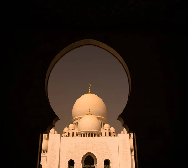 Vista interior de la mezquita Sheikh Zayed, Abu-Dhabi, Emiratos Árabes Unidos — Foto de Stock