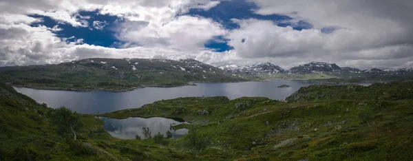 Panoramisch uitzicht Hardangervidda hoogvlakte en Kjelavatn meer in Noorwegen — Stockfoto