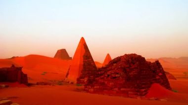 Meroe günbatımı manzara çölde Sudan piramitleri,