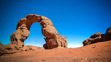 Tamezguida aya Tassili najjer ulusal parkında Cezayir ile kaya oluşumu aka Afrika Arch veya Cezayir kemer kemer