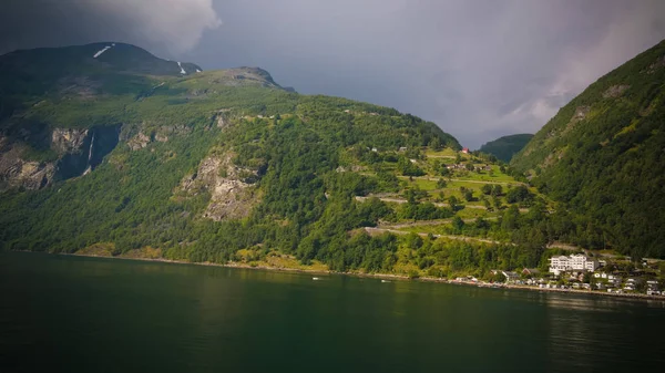 Luchtfoto panorama-view naar Geiranger fjord en Trollstigen, Noorwegen — Stockfoto