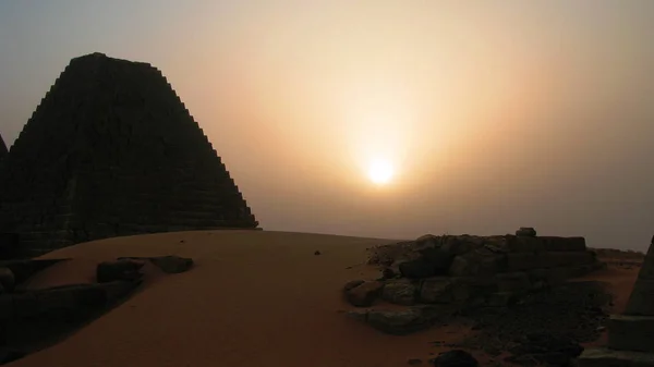 Atardecer Paisaje de las pirámides de Meroe en el desierto, Sudán , — Foto de Stock