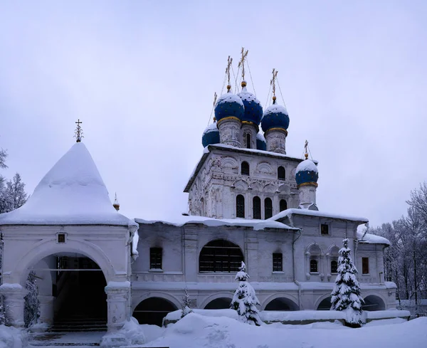 Зимний вид на Казанский храм после снегопада, Коломенское, Москва, Россия — стоковое фото