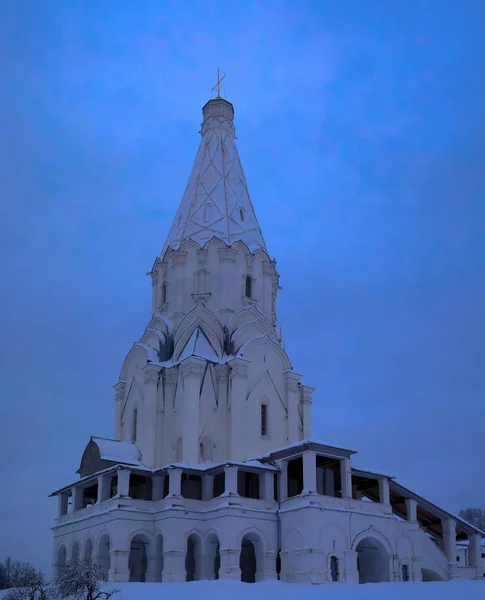 Зимний вид на Вознесенскую церковь после снегопада, Коломенское, Москва, Россия — стоковое фото