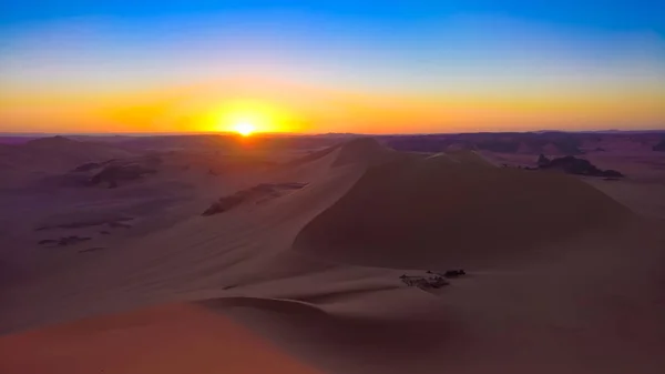 Wschód słońca widok do cyny Merzouga dune, park narodowy Tassili najjer, Algieria — Zdjęcie stockowe