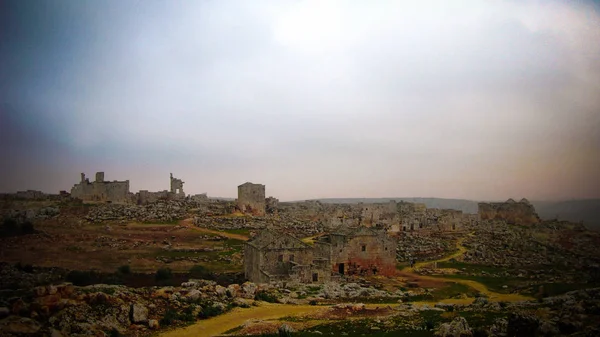 Panorama van verwoeste verlaten dode stad Serjilla in Syrië — Stockfoto