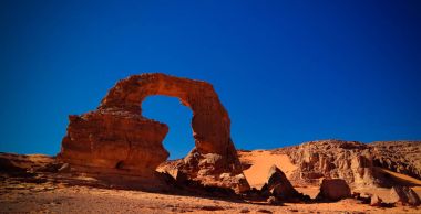 Tamezguida aya Tassili najjer ulusal parkında Cezayir ile kaya oluşumu aka Afrika Arch veya Cezayir kemer kemer