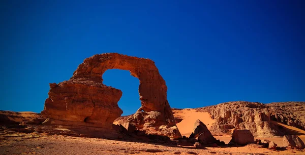 Arco Formación rocosa también conocida como Arco de África o Arco de Argelia con luna en Tamezguida en el parque nacional Tassili nAjjer en Argelia — Foto de Stock