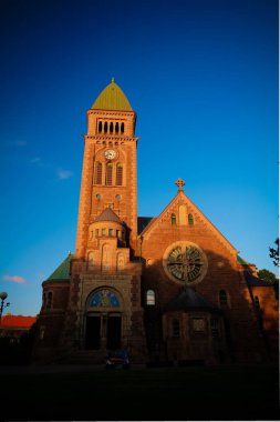 Gün batımı görünümü Vasa kiliseye aka Vasakyrkan, Göteborg, İsveç