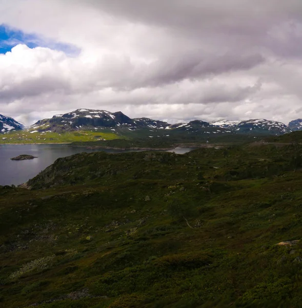 Panoramisch uitzicht Hardangervidda hoogvlakte en Kjelavatn meer in Noorwegen — Stockfoto