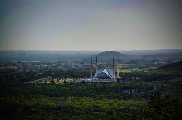 Luchtfoto panorama-view naar Faisal moskee in Islamabad, hoofdstad van Pakistan — Stockfoto