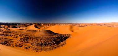 Tin Merzouga dune adlı Tassili najjer Milli Parkı Cezayir için gün batımı görünümü