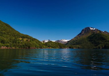 Nordfjorden ve Svartesien buzul, Meloy, şarkı sözleri, Norveç için Panorama görünüm