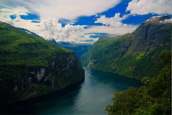 Luchtfoto panorama-view naar Geiranger fjord uit Trollstigen, Noorwegen — Stockfoto