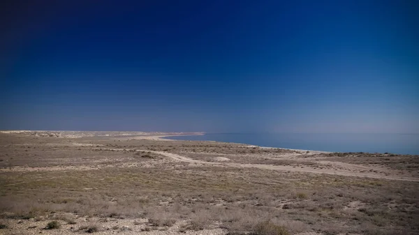 Panorama view to Aral sea from the rim of Plateau Ustyurt near Aktumsuk cape , Karakalpakstan, Uzbekistan — Stock Photo, Image