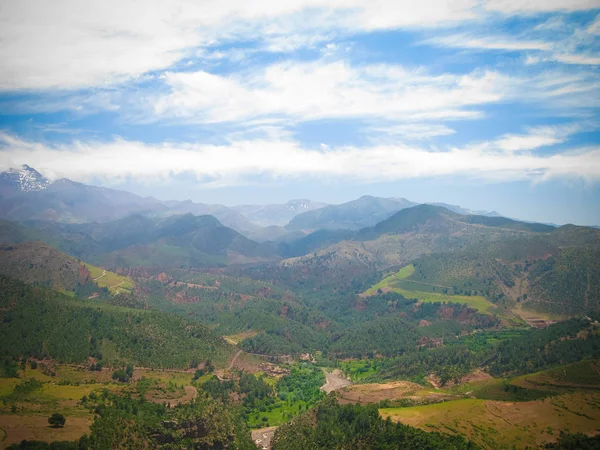 Vista panoramica sulle montagne e sulla valle dell'Atlante, Marocco — Foto Stock