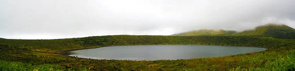 Vista panorámica del lago Caldeira Rasa en la isla de Flores, Azores. Portugal —  Fotos de Stock