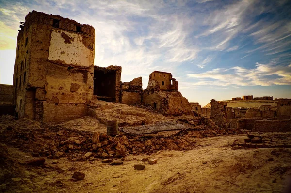 Straatmening naar de oude stad Balat in Dakhla-oase, Egypte — Stockfoto