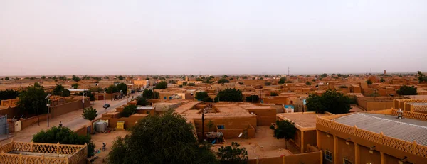 Воздушный восход солнца панорамный вид на старый город Агадес с Большой Москвой, Воздух, Нигер — стоковое фото