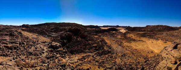 Vedere panoramică aeriană spre muntele El Berdj și defileul erg din parcul național Tassili nAjjer, Algeria — Fotografie, imagine de stoc