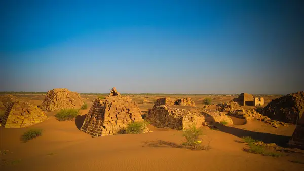 Panorama of Meroe pyramids in the desert at sunrise in Sudan, — Stock Photo, Image