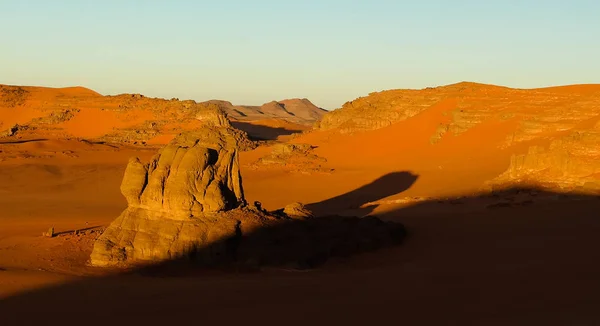 Vista del amanecer a la duna de Tin Merzouga, Parque Nacional Tassili nAjjer, Argelia — Foto de Stock