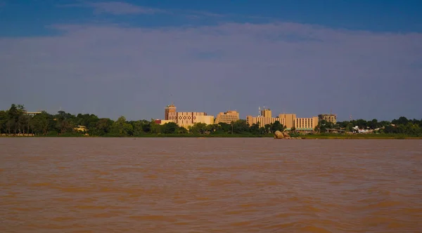 Vista al río Níger y la ciudad de Niamey, Palacio Presidencial Viejo Niamey Níger — Foto de Stock