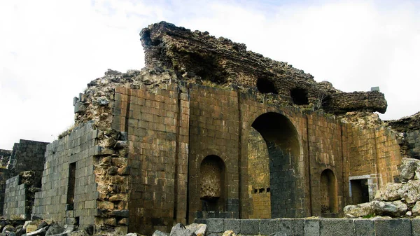 Veduta esterna alla rovina romana di Thermae a Philippopolis a Shahbaa, Siria — Foto Stock