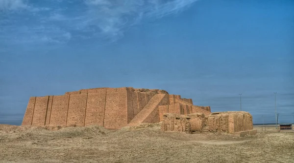 Rekonstruksi fasad ziggurat di Ur, Irak Stok Foto