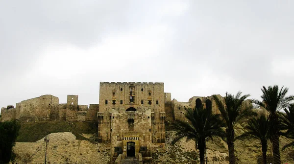 Ingang van Aleppo citadel, beschadigd door Isis nu, Syrië — Stockfoto