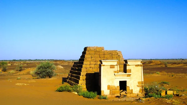 Panoráma Meroe pyramid v poušti za úsvitu v Súdánu, — Stock fotografie