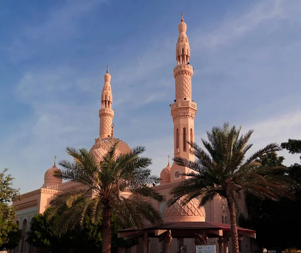 Vista exterior a la Mezquita Jumeirah en Dubai, Emiratos Árabes Unidos — Foto de Stock