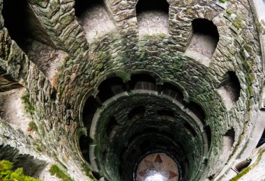 Merdiven boşluğunda Quinta da Regaleira, Sintra, Portekiz