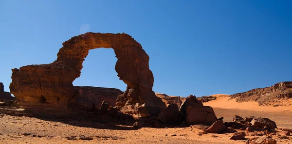 Arco Formación rocosa alias Arco de África o Arco de Argelia con luna en Tamezguida en Argelia — Foto de Stock