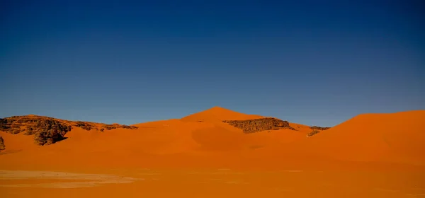 Paysage de dunes de sable et de grès sculpture de la nature à Tamezguida dans le parc national du Tassili nAjjer, Algérie — Photo